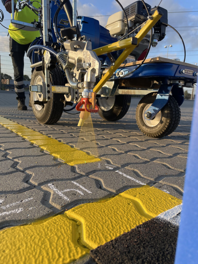 Afmærkede parkeringsbåse på en parkeringsplads