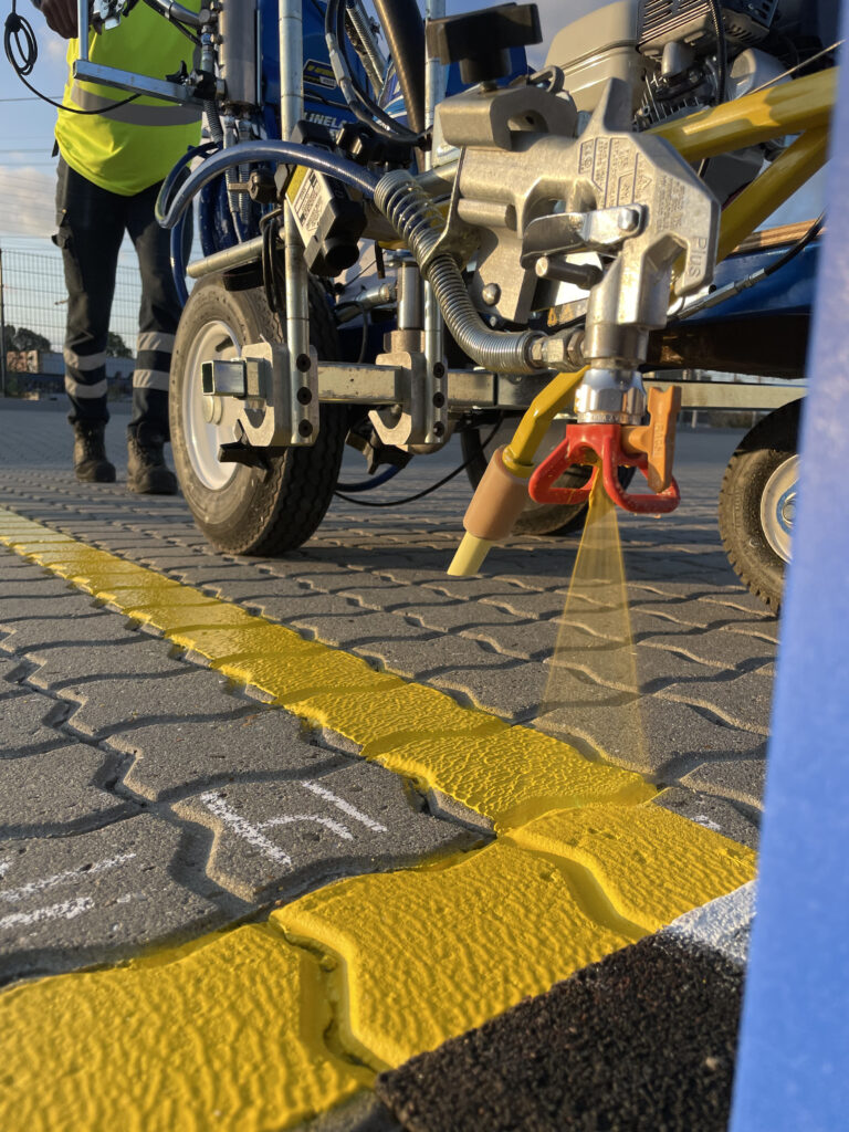 Afmærkede parkeringsbåse på en parkeringsplads